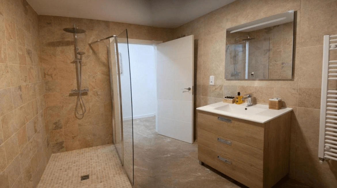 Baño con acabados premium y mampara de cristal