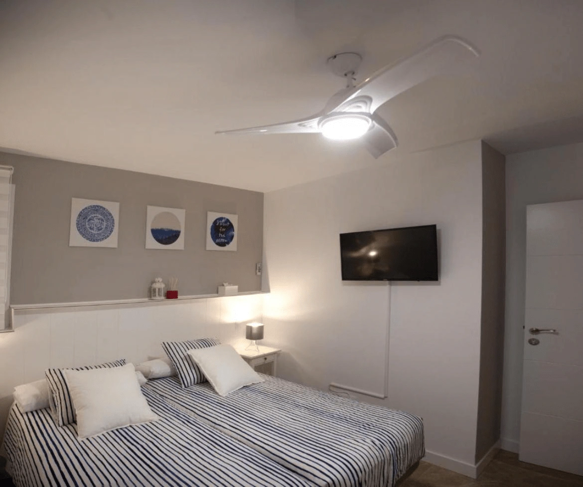 Vista general de habitación con camas bien equipadas