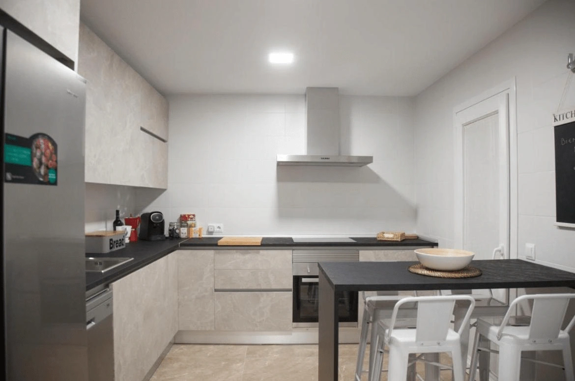 Cocina abierta con encimera de cuarzo y vitrocerámica